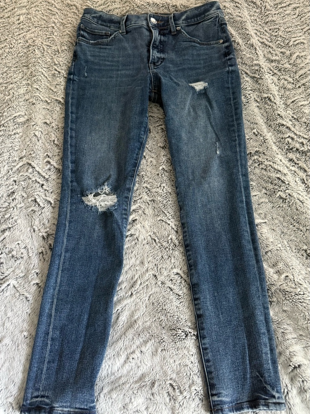 Mid Rise Dark Ripped Women’s Skinny Jeans Size 6